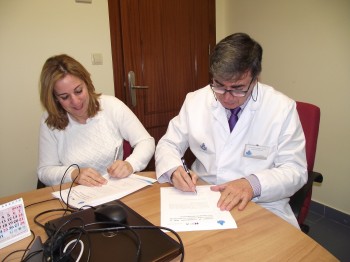 Dolores Gallardo y Andrés Muñoz en el momento de la firma del convenio de colaboración