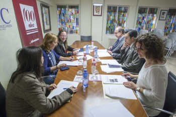 Los miembros del jurado durante la reunión para decidir el fallo del concurso (Foto: Roberto Ruiz).