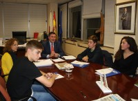 Los reporteros de InterAulas en el colegio La Salle entrevistan al consejero de Educación