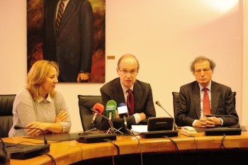 Dolores Gallardo, presidenta de la APC; José Antonio Cagigas, presidente del Parlamento, y M. A. Castañeda, presidente del Ateneo, de izda. a dcha. (FOTO: Parlamento de Cantabria)