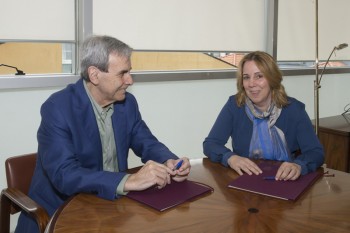 La presidenta de la Asociación de Periodistas, Dolores Gallardo, con el consejero de Presidencia y Justicia, Rafael de la Sierra. Archivo (Foto: Oficina de Comunicación)