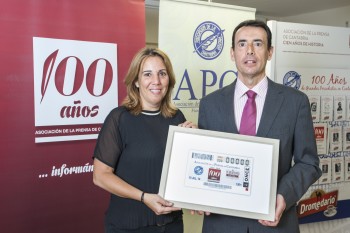 Dolores Gallardo, presidenta de la APC, y Pedro Ortiz, delegado territorial de la ONCE, presentan el cupón conmemorativo. (Foto: ROBERTO RUIZ).