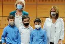 La consejera de Educación y Formación Profesional y la presidenta de la APC con los ganadores de Primaria, Alejandro Llaguno, Miguel Samperio e Ignacio Villarías