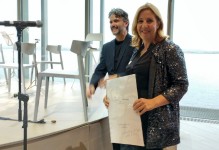 Lola Gallardo, presidenta de la APC, recibe una copia de la partitura del himno de la FAPE