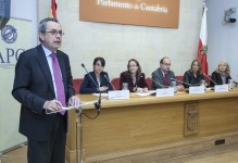 Santiago Rego presentó el acto celebrado en el Parlamento (Foto: ROBERTO RUIZ)