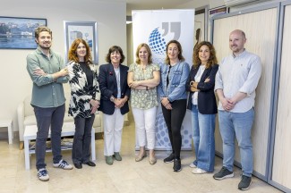 De izda. a dcha.: Luis Hernando, Pilar Martín, Almudena Ruiz, Dolores Gallardo, Lorena Cagigas, Maribel Torre y Enrique Palacio. FOTO: ROBERTO RUIZ. 