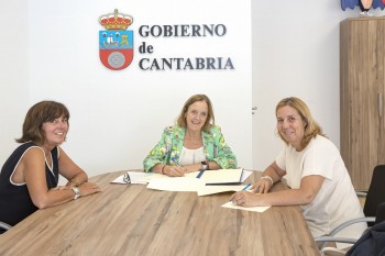 La consejera de Presidencia, Isabel Urrutia junto a Dolores Gallardo y Almudena Ruiz, presidenta y vicepresidenta, respectivamente, de la APC (FOTO: Emma Portillo)