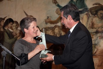 Miguel Ángel Revilla hace entrega del Premio Estrañi 2008 de la APC a la periodista Mª Teresa Liaño. Foto: Roberto Ruiz